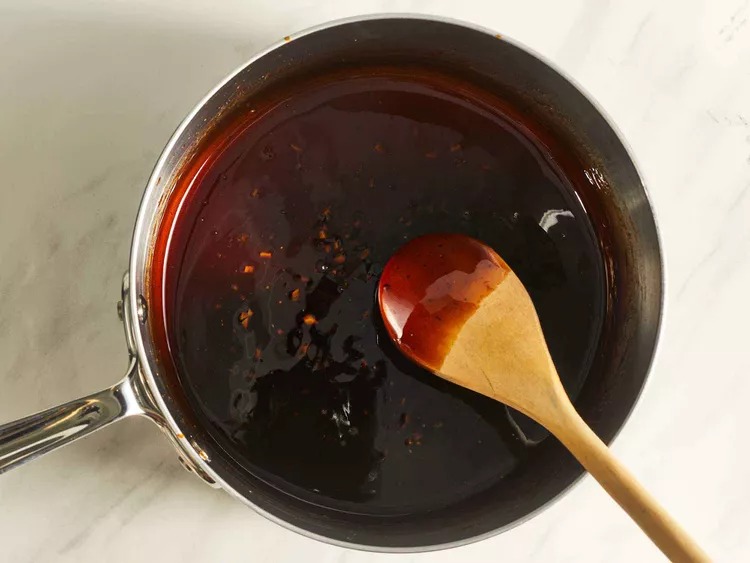 In a small saucepan over low heat, combine the white sugar, soy sauce, cider vinegar, cornstarch, cold water, minced garlic, ground ginger, and black pepper. Stir frequently and let the mixture simmer for 3 to 5 minutes, until it thickens and begins to bubble. Remove from heat.