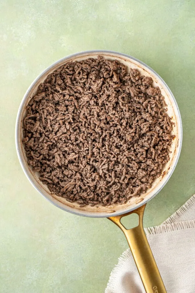 Heat a frying pan over high heat with a little oil, add the beef mince, and cook while breaking it apart until browned and all moisture has evaporated, then remove and set aside.